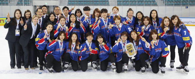8일 강원 강릉 관동하키센터에서 열린 2017 IIHF 아이스하키 여자 세계선수권대회 디비전 2그룹 A 대회 시상식에서 우승을 차지한 한국 선수들이 기념촬영을 하고 있다. 연합뉴스