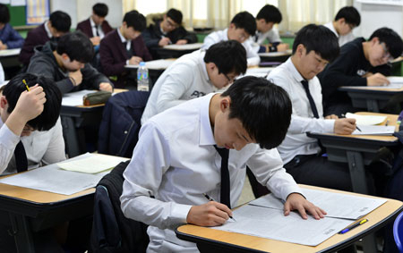 대구의 한 고등학교 3학년 학생들이 전국연합학력평가 시험 문제를 풀고 있다. 매일신문 DB