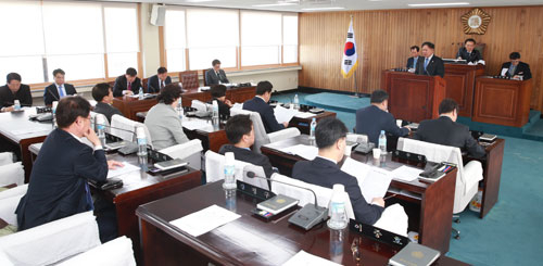 영주시의회가 지방분권 실현을 위한 결의문을 체택하고 있다. 영주시의회 제공