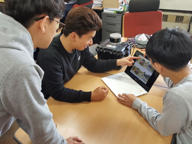경북대 슈렉 팀원들이 노트북을 통해 자율주행차의 중요 센서 구조를 연구하고 있다.