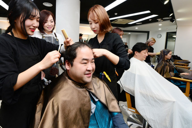 신승호 대구보건대 보건환경과 교수가 뷰티코디네이션과 학생들로부터 두피 관리를 받고 있다.