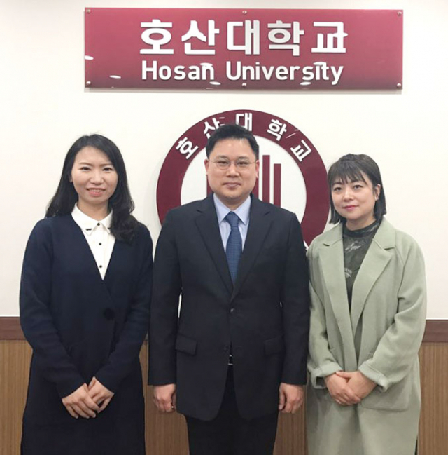 카카(왼쪽) 교수과 왕영(오른쪽) 교수가 김재현 호산대 부총장과 기념촬영을 하고 있다. 호산대 제공