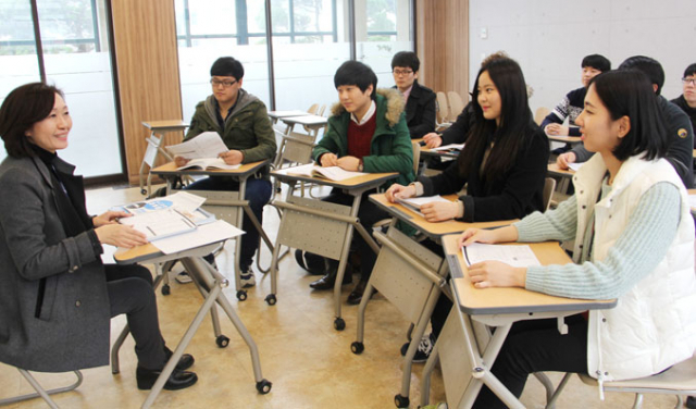 일본 해외취업에 성공한 학생들이 원어민 교수로부터 출국 전 일본문화에 대한 수업을 듣고 있다. 영남이공대 제공