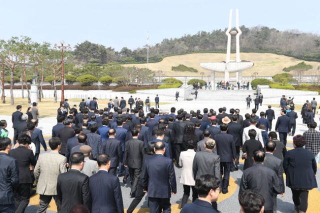 5월 9일 19대 대통령 선거를 앞두고 대선 주자들이 호남을 방문, 북구 운정동 국립5.18민주묘지를 찾고 있다. 9일 오전엔 안철수 국민의당 후보가, 지난 6일에는 문재인 더불어민주당 후보와 홍준표 자유한국당 후보가 국립5