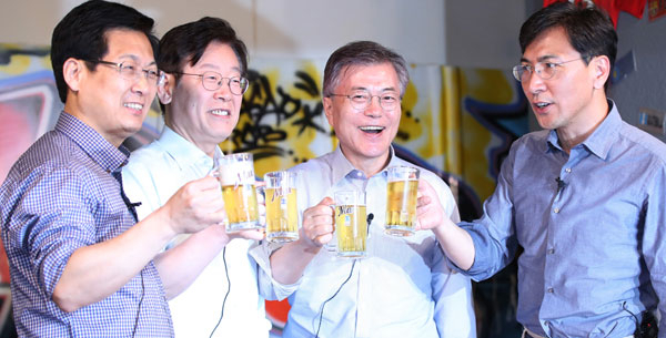 문재인(왼쪽 세 번째) 더불어민주당 대선 후보가 8일 오후 서울 마포구의 한 호프집에서 경선 경쟁자였던 안희정(오른쪽) 충남지사