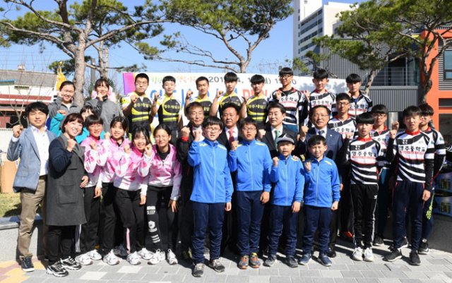 영주시 유소년 BMX 선수단 출범식에 참석한 기관단체장과 선수들이 파이팅을 외치고 있다. 영주시 제공