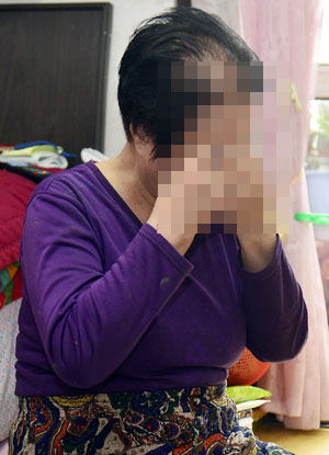 김시태(가명) 씨가 어려웠던 삶을 회상하며 눈물 흘리고 있다. 김 씨는 지난해 위암 판정을 받았지만 형편이 어려워 항암화학요법을 포기하고 말았다. 성일권 기자 sungig@msnet.co.kr