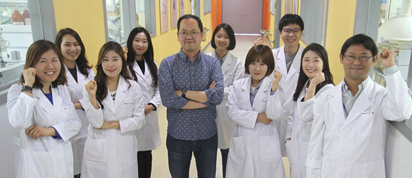 대구경북첨단의료산업진흥재단 신약개발지원센터 송민수(가운데) 박사팀은 저산소증 치료물질을 개발, 크리스탈지노믹스를 통해 특허출원했다. 대구시 제공