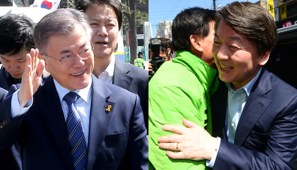 문재인 더불어민주당 대선 후보가 10일 오후 서울 광화문광장을 돌아보며 시민들에게 손을 들어 인사하고 있다.(사진 왼쪽) 안철수 국민의당 대선 후보가 10일 오후 경기도 하남시 신장동 거리에서 하남시장 4