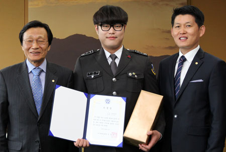 구미대 정창주(왼쪽) 총장과 박삼영 국방의료과 학과장이 이주한(가운데) 씨를 표창, 격려하고 있다. 구미대 제공