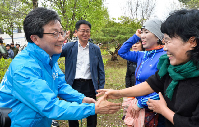 유승민 바른정당 대선 후보가 11일 대구 동구 신기동 근린공원에서 시민들과 인사를 나누고 있다. 우태욱 기자 woo@msnet.co.kr