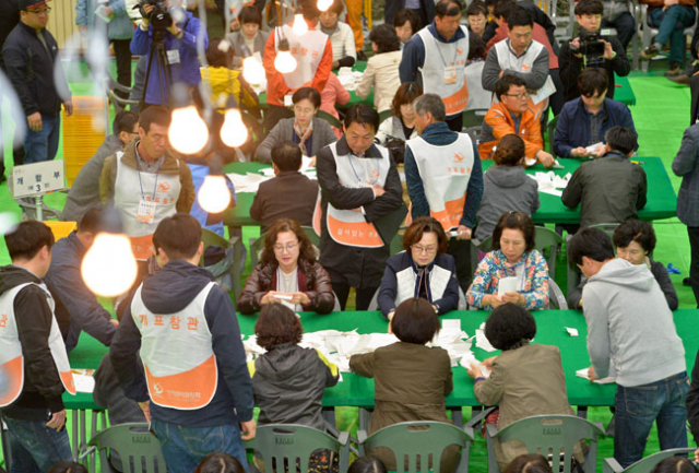상주군위의성청송 지역 국회의원 재선거가 실시된 12일 상주 체육관에서 개표종사자들이 개표 작업을 하고 있다. 우태욱 기자 woo@msnet.co.kr
