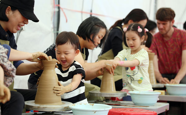 문경찻사발축제에서 어린이들에게 인기를 끌고 있는 찻사발 빚기 체험.