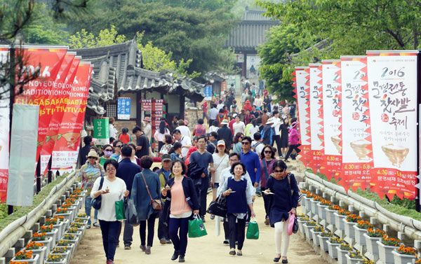 지난해 문경새재 사극세트장에서 열린 찻사발축제를 찾은 인파.