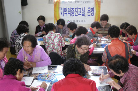 영천시가 초고령화 사회 노인들의 행복을 위해 다양한 복지정책을 펼치고 있다. 치매 예방프로그램인 기억력 증진교실 운영 모습. 영천시 제공