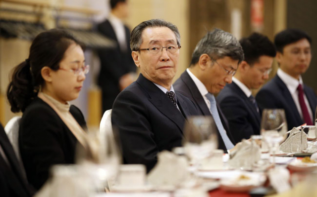우다웨이 중국 외교부 한반도 특별대표가 12일 오후 서울 중구 한 중식당에서 열린 한중친선협회 주최 만찬에 참석해 이세기 한중친선협회장의 환영사를 경청하고 있다. 우다웨이 대표는 11일과 12일 이틀에 걸쳐 5개 정당의 대선 후보와 지도부를 만나 사드의 한반도 배치에 반대한다는 입장을 전달하고 급랭 상태에 빠진 한중관계에 대해 논의했다. 연합뉴스