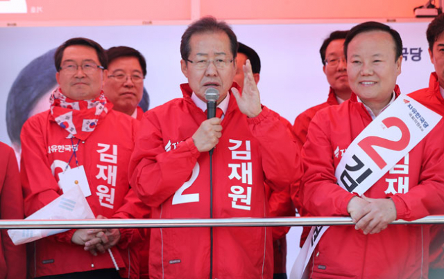 자유한국당 홍준표(가운데) 대선 후보가 10일 오후 경북 상주시 서성동 중앙네거리에서 상주군위의성청송 국회의원 재선거에 출마한 김재원 후보 지원 유세를 하고 있다.연합뉴스