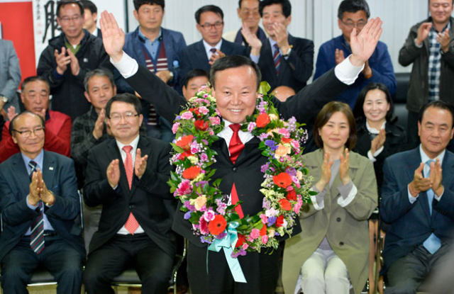 상주군위의성청송 지역 국회의원 재선거에서 당선된 자유한국당 김재원 당선인이 12일 밤 상주시 서문동 자신의 선거사무소에서 지지자들과 함께 기뻐하고 있다. 우태욱 기자 woo@msnet.co.kr