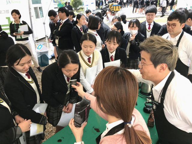 스타벅스 코리아의 진로 멘토링 교육에 참가한 상서고 학생들이 대구 지역 스타벅스 점장, 바리스타와 함께 커피 시향을 하고 있다. 상서고 제공