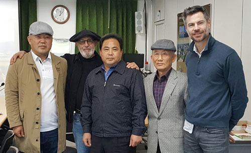 미국 환경단체 대표 마이클 쉘렌버거와 고문 우디 엡스테인이 지난 4일 원전이 자리한 경주의 지역민들과 원전 안전과 관련된 다양한 이야기를 나눴다. 왼쪽부터 김남용