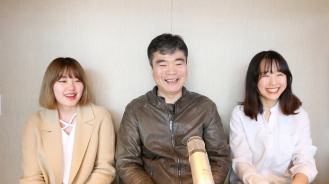 정용국(가운데) 작가와 함께 진행하고 있는 
