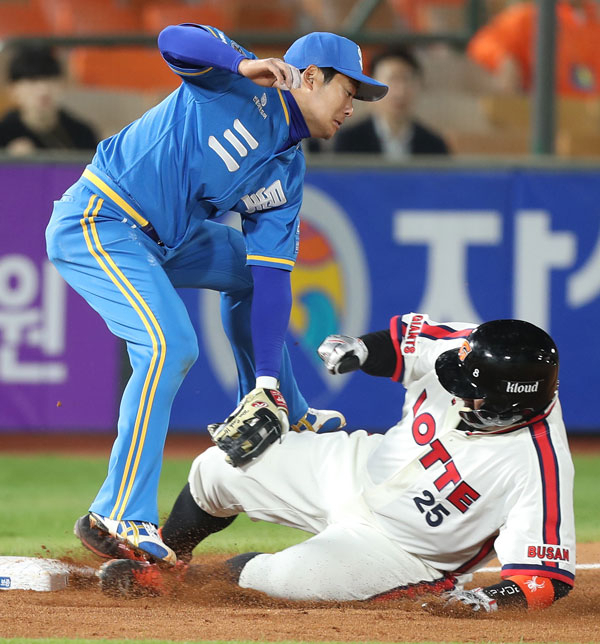 14일 부산 사직구장에서 2017 프로야구 정규시즌 삼성 라이온즈와 롯데 자이언츠의 경기가 열린 가운데 3회말 1루 주자로 나가 있던 롯데 최준석이 이우민의 우전 안타가 나온 틈에 3루로 뛰다 삼성 3루수 이원석에게 태그아웃되고 있다. 삼성 라이온즈 제공