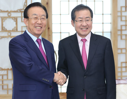 자유한국당 홍준표 대선 후보가 14일 경북도청을 방문해 긴급 기자회견을 열고 