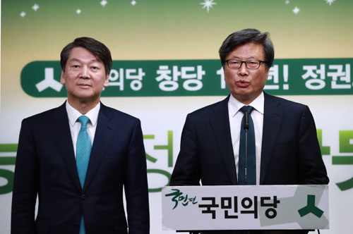 안철수 국민의당 대선 후보가 14일 오후 당사에서 김형기 경북대 경제통상학과 교수를 국민선거대책위원회 지방분권위원장으로 영입했다. 연합뉴스