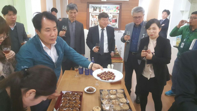 농업회사법인 알알이 대흥이 마련한 경산대추 세계화를 위한 일본인 국제약선조리사의 강연과 약선요리 시식회에서 참가자들이 대추를 이용한 요리 등을 시식하고 있다. 알알이 대흥 제공