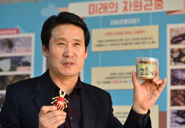 곤충식을 사육에서 생산까지 원스톱으로 하고 있는 (주)구미곤충산업연구농장이 곤충식 
