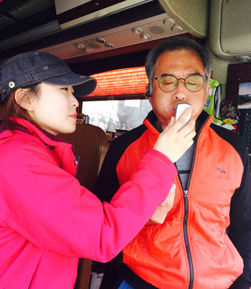 칠곡군 교육문화회관 관계자가 교육생들이 이용할 전세버스 운전기사를 상대로 출발 전 간이 음주측정을 하고 있다. 칠곡군 제공