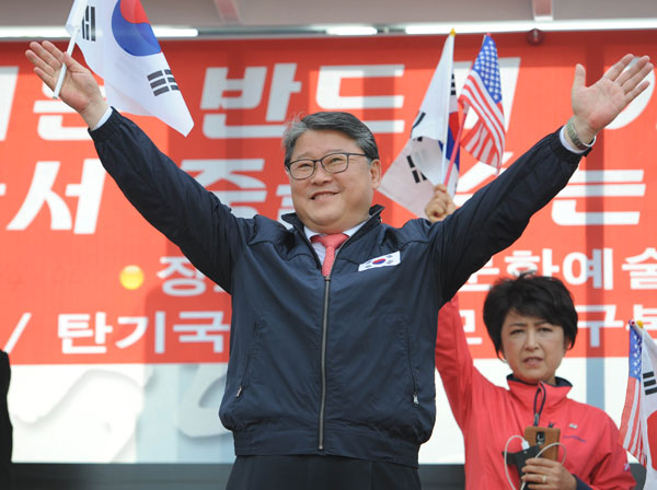 조원진 새누리당 대선 후보가 16일 오후 대구문화예술회관 앞 도로에서 열린 