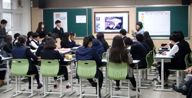 지난 5일 경북대학교사범대학부설중학교 3학년 사회 교과의 대외 공개수업 모습. 에티오피아 기아문제 해결에 대한 아이디어 발표 후 이미영 교사가 지도 조언하고 있다. 학생들은 모둠별로 개발한 아이디어를 발표한 후 질의응답을 하고, 다른 모둠들은 발표 아이디어에 대한 가격을 경매 형식으로 매겨 보는 등 자체 평가도 이뤄졌다. 경대사대부중 제공