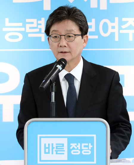 유승민 바른정당 대선 후보가 16일 오전 서울 여의도 당사에서 보훈 관련 공약을 발표하고 있다. 연합뉴스