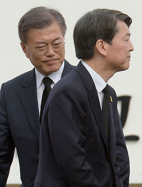 문재인(왼쪽) 더불어민주당 대선 후보와 안철수 국민의당 대선 후보가 16일 오후 경기도 안산 정부합동분향소 앞마당에서 열린 세월호 참사 3주기 기억식에 참석하고 있다. 연합뉴스