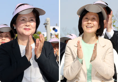 문재인 더불어민주당 대선 후보의 부인 김정숙(왼쪽) 씨와 안철수 국민의당 대선 후보의 부인 김미경 교수가 16일 오후 광주시청 문화광장에서 열린 부활절 연합예배에 참석해 박수치고 있다. 연합뉴스