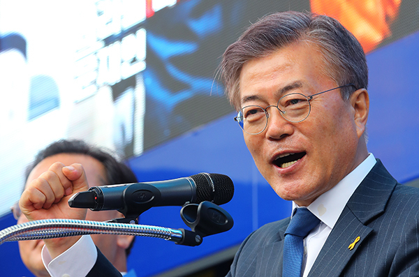문재인 더불어민주당 대선후보가 17일 오전 대구 북구 경북대 북문에서 열린 19대 대선 공식선거운동 첫 유세에서 연설하다 주먹을 불끈 쥐어 보이고 있다. 연합뉴스