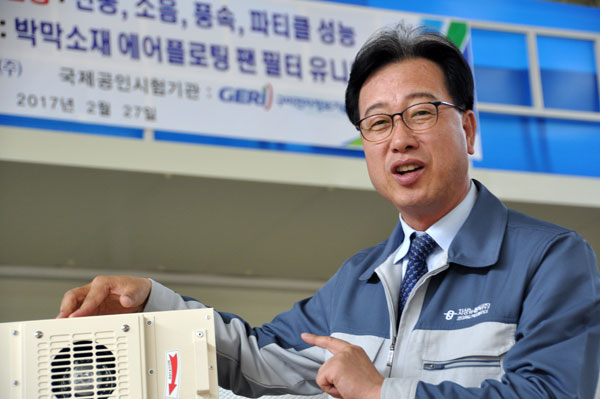 자신이 개발한 에어 클린 팬 필터 유니트를 설명하고 있는 지상근 명장.