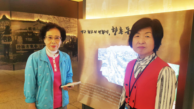 고산기자단에서 활동하고 있는 김정옥(왼쪽) 시니어 기자는 대구시 중구 향촌문화관에 봉사활동을 하면서 틈틈이 취재를 하고 있다.