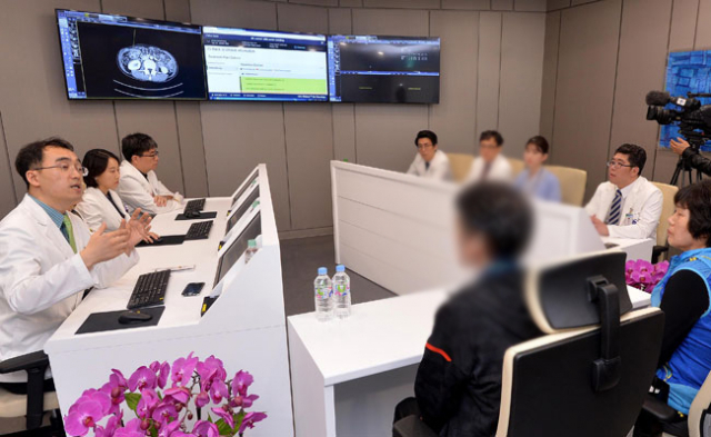 17일 오후 대구가톨릭대학교 병원 인공지능 암센터 진료실에서 병원 관계자들이 인공지능 의사 왓슨과 함께 환자를 진료하고 있다. IBM에서 개발된 인공지능 의사 왓슨은 전문의학지식을 스스로 학습하고 분석해 환자에게 적합한 치료 방법을 제안한다. 김영진 기자 kyjmaeil@msnet.co.kr