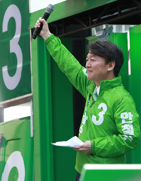 국민의당 안철수 대선후보가 18일 오후 대구 중구 동성로 대구백화점 일대에서 열린 국민의당 안철수 대선후보의 