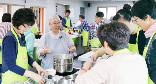 사찰음식 전문가인 동원 스님이 16일 예천 용문사에서 열린 사찰음식 요리강좌에서 현대인들의 기운을 북돋워 주는 다양한 사찰음식 등을 선보이고 있다. 예천군 제공