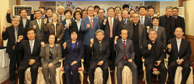 대구가톨릭대의 대학중장기발전위원회 위원들이 학교 발전을 위한 파이팅을 외치고 있다.