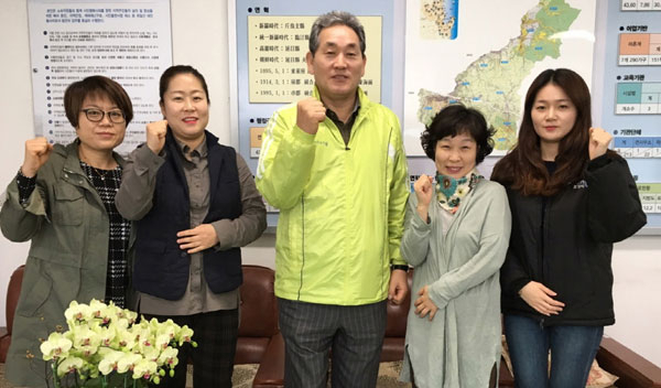 치매 할머니를 친부모처럼 돌보고 있는 이상배(가운데) 동해면장과 주민복지팀의 이영선