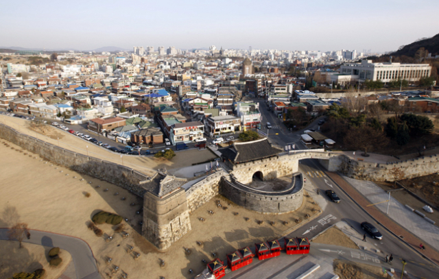 상공에서 본 수원 화성 화서문 주변