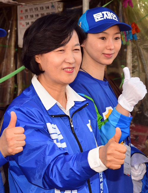 추미애 더불어민주당 대표가 19일 고향인 대구 칠성시장에서 선거운동원들과 함께 손가락으로 문재인 대선 후보의 기호를 표시하며 유권자들에게 지지를 부탁하고 있다. 정운철 기자 woon@msnet.co.kr