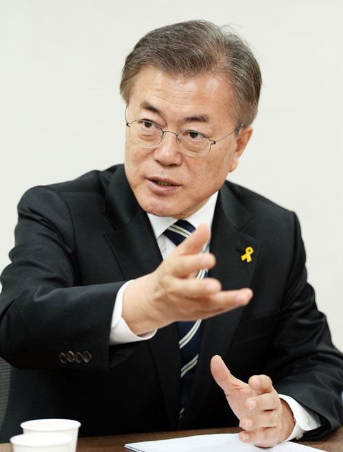 ※문재인은… 1953 경남 거제 출생(1월 24일생, 만 64세) 1972 경희대학교 법대 입학 1975 학생운동으로 투옥, 서대문 구치소 수감 1978 육군 병장(특전사령부 제1공수 특전여단) 만기 제대 1980 제22회 사법고시 합격 1982 노무현 변호사와 합동법률사무소 시작 2002 노무현 대통령 후보 부산 선거대책본부장 2003 청와대 민정수석 2004 청와대 시민사회수석 2007 청와대 비서실장