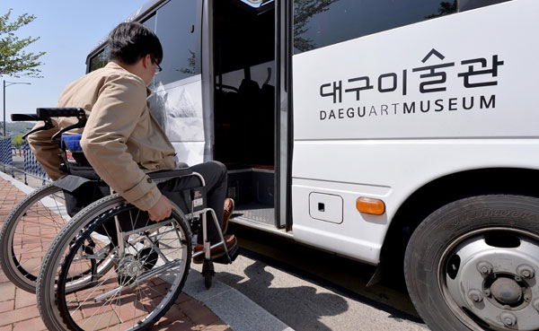 기관에서 자체적으로 운영하는 셔틀버스에는 저상버스 운영 방침이 없어 장애인들의 문화생활을 누를 권리를 침해하고 있다는 목소리가 나오고 있다. 19일 오후 한 장애인이 휠체어 리프트가 장착되지 않은 셔틀버스 탑승에 어려움을 겪고 있다. 김영진 기자 kyjmaeil@msnet.co.kr