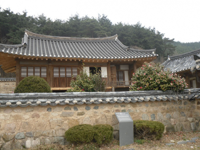 문인화가 이형수의 안식처인 영덕 인량마을 충효당.