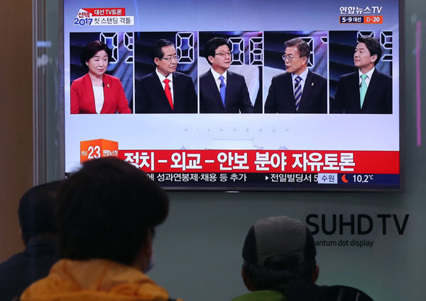 19일 오후 서울역에서 시민들이 대선후보 TV토론 방송을 시청하고 있다. /연합뉴스